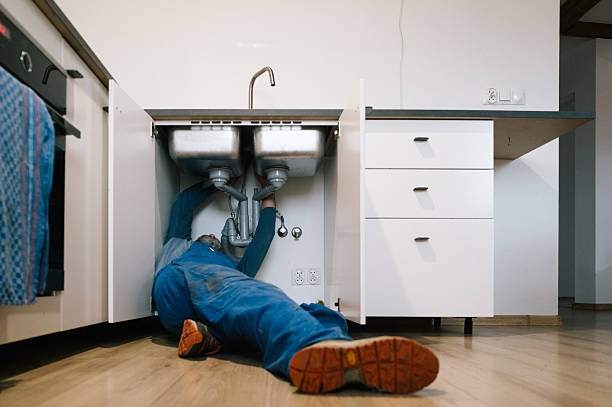 Professional Emergency Plumber technician working in Fairlawn, VA